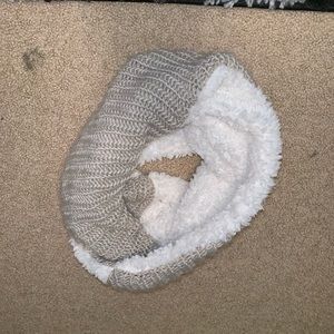 Cream reversible scarf with fluffy soft side